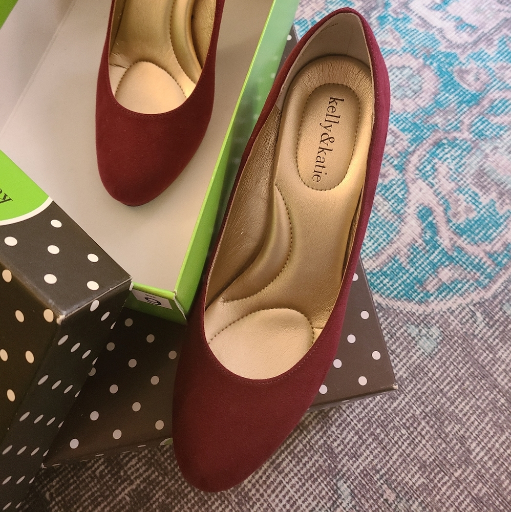 Kelly & Katie faux suede wine color pumps size 9